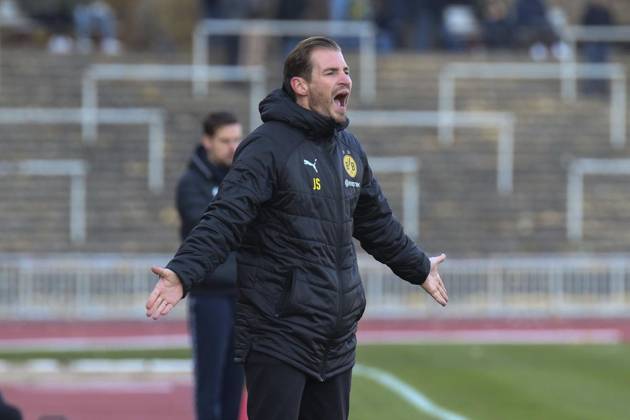 <p>Jan Siewert ( Chef-Trainer Borussia Dortmund II ) meckert, Fussball - Regionalliga West - Borussia Dortmund II vs. Bonner SC 01 04, Dortmund , Stadion Rote Erde, 17.11.2018 , DFB regulations prohibit any use of photographs as image sequences and or quasi-video Deutschland NRW Dortmund Copyright: MarkxBohla