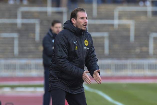 <p>Jan Siewert ( Chef-Trainer Borussia Dortmund II ) meckert, Fussball - Regionalliga West - Borussia Dortmund II vs. Bonner SC 01 04, Dortmund , Stadion Rote Erde, 17.11.2018 , DFB regulations prohibit any use of photographs as image sequences and or quasi-video Deutschland NRW Dortmund Copyright: MarkxBohla