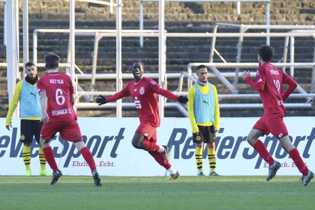 <p>Jubel nach dem Tor zum 2:0 bei mitte, Daniel-Danso Somuah ( Bonner SC ), Fussball - Regionalliga West - Borussia Dortmund II vs. Bonner SC 01 04, Dortmund , Stadion Rote Erde, 17.11.2018 , DFB regulations prohibit any use of photographs as image sequences and or quasi-video Deutschland NRW Dortmund Copyright: MarkxBohla