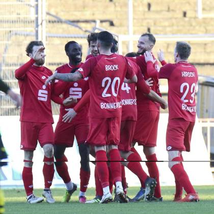 <p>Jubelnde Spieler des Bonner SC nach dem Tor zum 2:0 durch 2.v.l. Daniel-Danso Somuah ( Bonner SC ) Fussball - Regionalliga West - Borussia Dortmund II vs. Bonner SC 01 04, Dortmund , Stadion Rote Erde, 17.11.2018 , DFB regulations prohibit any use of photographs as image sequences and or quasi-video Deutschland NRW Dortmund Copyright: MarkxBohla