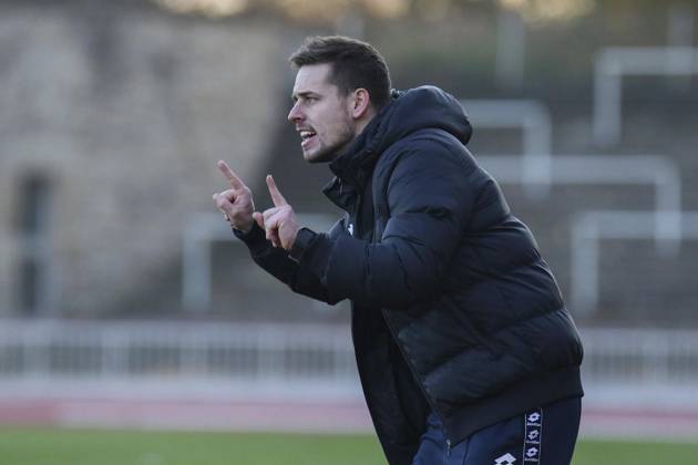 <p>Florian Mager ( Trainer Bonner SC ) gestikuliert, Fussball - Regionalliga West - Borussia Dortmund II vs. Bonner SC 01 04, Dortmund , Stadion Rote Erde, 17.11.2018 , DFB regulations prohibit any use of photographs as image sequences and or quasi-video Deutschland NRW Dortmund Copyright: MarkxBohla