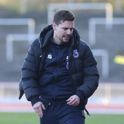 <p>Florian Mager ( Trainer Bonner SC ) emotional an der Seitenlinie, Fussball - Regionalliga West - Borussia Dortmund II vs. Bonner SC 01 04, Dortmund , Stadion Rote Erde, 17.11.2018 , DFB regulations prohibit any use of photographs as image sequences and or quasi-video Deutschland NRW Dortmund Copyright: MarkxBohla