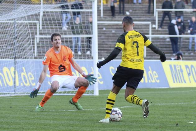 <p>links, Alexander Monath ( Bonner SC ) und rechts, Herbert Bockhorn ( Borussia Dortmund II ), Fussball - Regionalliga West - Borussia Dortmund II vs. Bonner SC 01 04, Dortmund , Stadion Rote Erde, 17.11.2018 , DFB regulations prohibit any use of photographs as image sequences and or quasi-video Deutschland NRW Dortmund Copyright: MarkxBohla