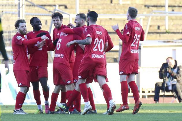 <p>Jubelnde Spieler des Bonner SC nach dem Tor zum 2:0 durch 2.v.l. Daniel-Danso Somuah ( Bonner SC ) Fussball - Regionalliga West - Borussia Dortmund II vs. Bonner SC 01 04, Dortmund , Stadion Rote Erde, 17.11.2018 , DFB regulations prohibit any use of photographs as image sequences and or quasi-video Deutschland NRW Dortmund Copyright: MarkxBohla