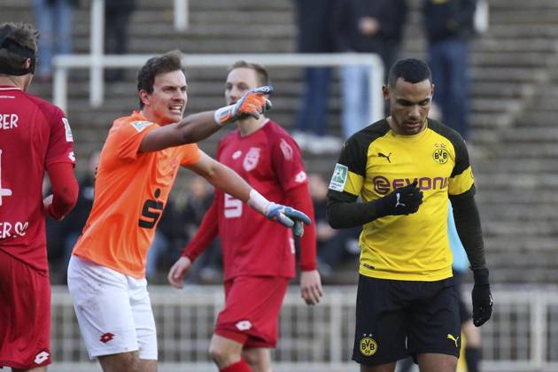 <p>Enttaeuschung nach dem verschossenem Elfmeter bei rechts, Herbert Bockhorn ( Borussia Dortmund II ), Fussball - Regionalliga West - Borussia Dortmund II vs. Bonner SC 01 04, Dortmund , Stadion Rote Erde, 17.11.2018 , DFB regulations prohibit any use of photographs as image sequences and or quasi-video Deutschland NRW Dortmund Copyright: MarkxBohla