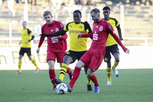 <p>Kris Fillinger ( Bonner SC ), Denzeil Boadu ( Borussia Dortmund II ) und Adis Omerbasic ( Bonner SC ), Fussball - Regionalliga West - Borussia Dortmund II vs. Bonner SC 01 04, Dortmund , Stadion Rote Erde, 17.11.2018 , DFB regulations prohibit any use of photographs as image sequences and or quasi-video Deutschland NRW Dortmund Copyright: MarkxBohla