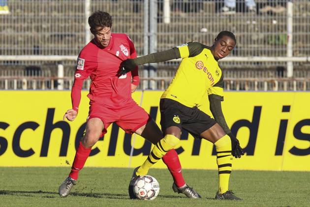 <p>Robin Schmidt ( Bonner SC ) und Denzeil Boadu ( Borussia Dortmund II ) im Zweikampf, Fussball - Regionalliga West - Borussia Dortmund II vs. Bonner SC 01 04, Dortmund , Stadion Rote Erde, 17.11.2018 , DFB regulations prohibit any use of photographs as image sequences and or quasi-video Deutschland NRW Dortmund Copyright: MarkxBohla