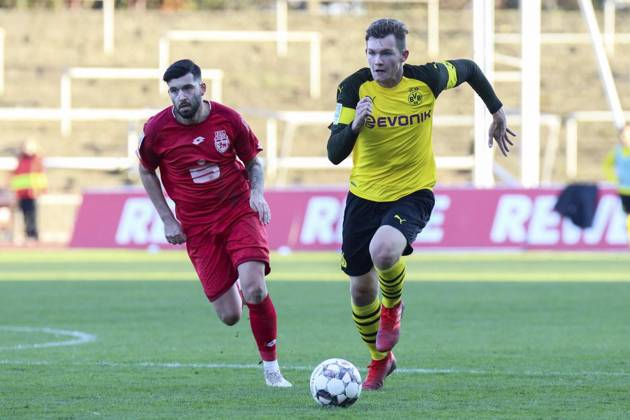 <p>Dennis Brock ( Bonner SC ) und Luca Kilian ( Borussia Dortmund II ), Fussball - Regionalliga West - Borussia Dortmund II vs. Bonner SC 01 04, Dortmund , Stadion Rote Erde, 17.11.2018 , DFB regulations prohibit any use of photographs as image sequences and or quasi-video Deutschland NRW Dortmund Copyright: MarkxBohla