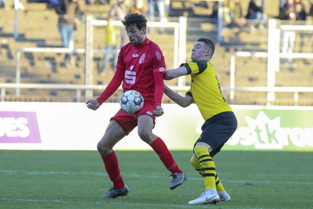 <p>Robin Schmidt ( Bonner SC ) und Julian Schwermann ( Borussia Dortmund II ) im Zweikampf, Fussball - Regionalliga West - Borussia Dortmund II vs. Bonner SC 01 04, Dortmund , Stadion Rote Erde, 17.11.2018 , DFB regulations prohibit any use of photographs as image sequences and or quasi-video Deutschland NRW Dortmund Copyright: MarkxBohla