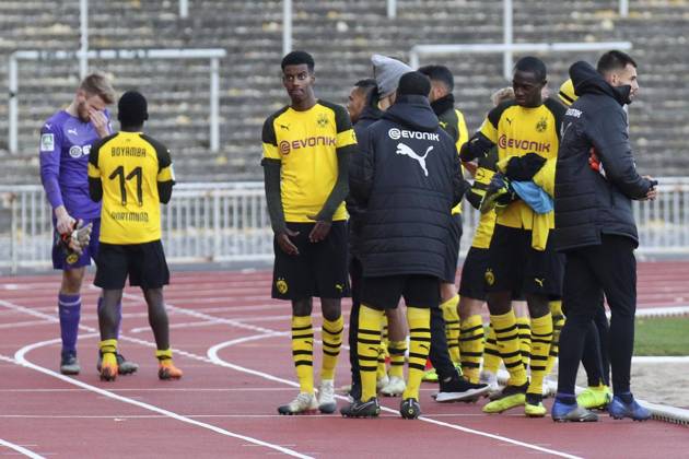 <p>Enttaeuschte Gesichter nach Schlusspfiff bei den Spielern von Borussia Dortmund II, Fussball - Regionalliga West - Borussia Dortmund II vs. Bonner SC 01 04, Dortmund , Stadion Rote Erde, 17.11.2018 , DFB regulations prohibit any use of photographs as image sequences and or quasi-video Deutschland NRW Dortmund Copyright: MarkxBohla