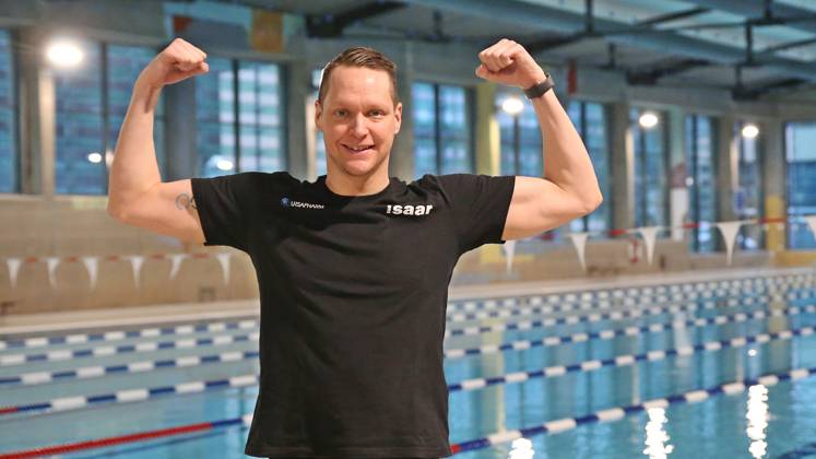 01 02 2023, xssnsmx, swimming shooting, Andreas Waschburger shooting emspor, v l Andreas Waschburger in club outfit of SSG Saar Max Ritter cheering DFL DFB REGULATES PROHIBIT ANY USE OF PHOTOGRAPHS as IMAGE SEQUENCES and or QUASI VIDEO Saarbruecken