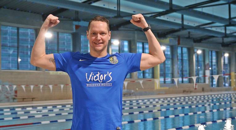 01 02 2023, xssnsmx, swimming shooting, Andreas Waschburger shooting emspor, v l Andreas Waschburger in the jersey of his favorite club the 1 FC Saarbrücken cheering DFL DFB REGULATES PROHIBIT ANY USE OF PHOTOGRAPHS as IMAGE SEQUENCES and or QUASI VIDEO Saarbrücken