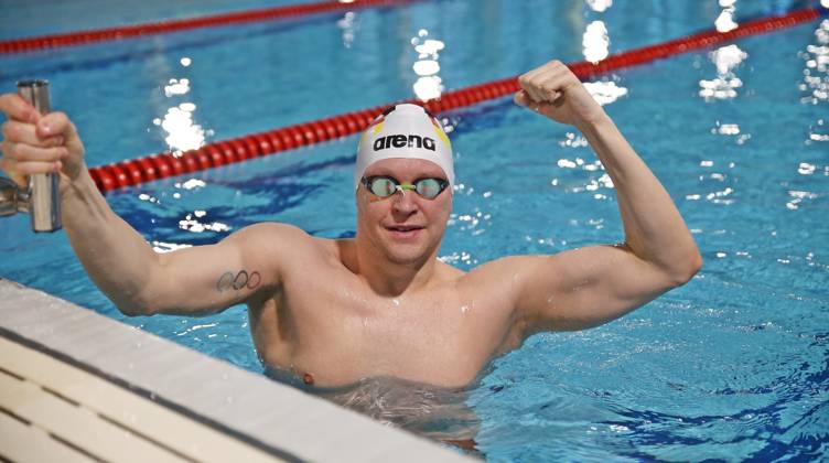 01 02 2023, xssnsmx, swimming shooting, Andreas Waschburger shooting emspor, v l Andreas Waschburger in the outfit of the German national team cheering DFL DFB REGULATES PROHIBIT ANY USE OF PHOTOGRAPHS as IMAGE SEQUENCES and or QUASI VIDEO Saarbruecken