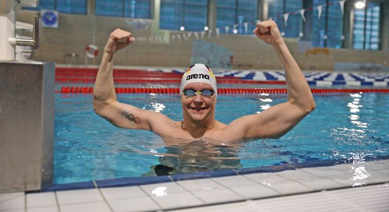 01 02 2023, xssnsmx, swimming shooting, Andreas Waschburger shooting emspor, v l Andreas Waschburger in the outfit of the German national team cheering DFL DFB REGULATES PROHIBIT ANY USE OF PHOTOGRAPHS as IMAGE SEQUENCES and or QUASI VIDEO Saarbruecken