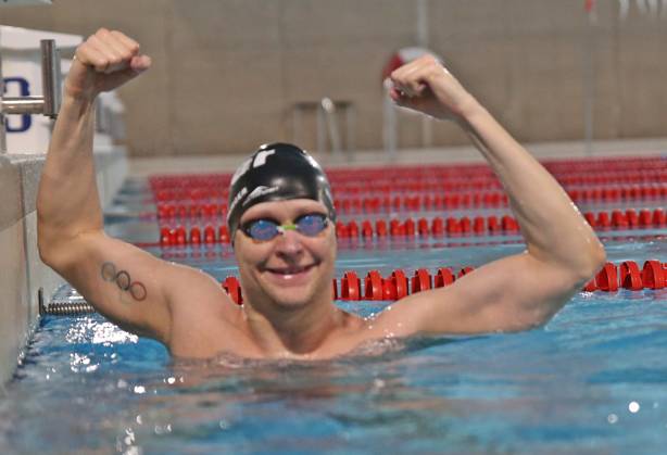 01 02 2023, xssnsmx, swimming shooting, Andreas Waschburger shooting emspor, v l Andreas Waschburger in the outfit of his club the SSG Saar Max Ritter cheering DFL DFB REGULATES PROHIBIT ANY USE OF PHOTOGRAPHS as IMAGE SEQUENCES and or QUASI VIDEO Saarbruecken
