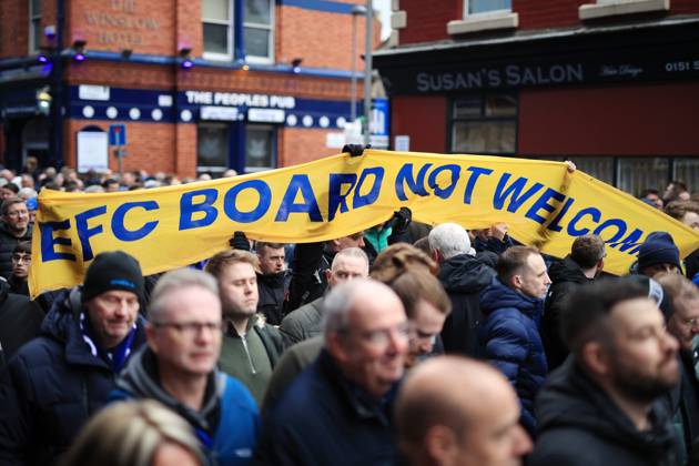 Fußball Premier League Everton gegen Aston Villa 25. Februar 2023 Premier League Everton gegen Aston Villa Everton-Fans tragen ein Transparent bei einem Protest vor dem Spiel Foto Simon Stacpoole Abseits Liverpool UK Copyright: xSimonxStacpoolexOffside