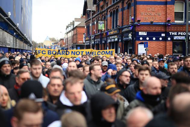 Fußball Premier League Everton gegen Aston Villa 25. Februar 2023 Premier League Everton gegen Aston Villa Everton-Fans tragen ein Transparent bei einem Protest vor dem Spiel Foto Simon Stacpoole Abseits Liverpool UK Copyright: xSimonxStacpoolexOffside