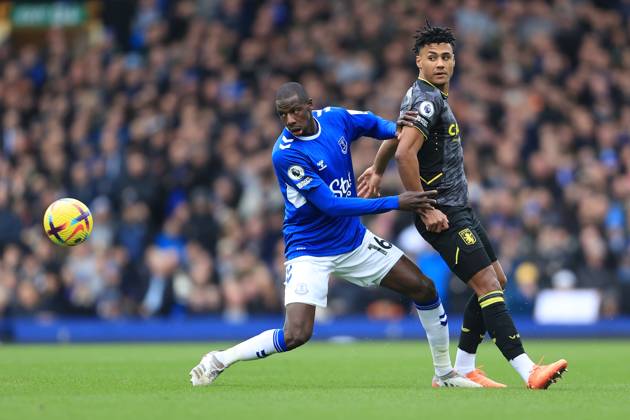 Fußball Premier League Everton gegen Aston Villa 25. Februar 2023 Premier League Everton gegen Aston Villa Abdoulaye Doucoure von Everton kämpft mit Ollie Watkins von Aston Villa Foto Simon Stacpoole Abseits Liverpool UK Copyright: xSimonxStacpoolexOffside