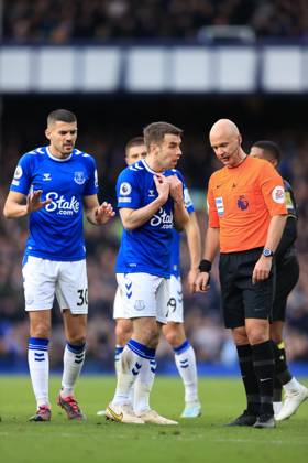 Fußball Premier League Everton gegen Aston Villa 25. Februar 2023 Premier League Everton gegen Aston Villa Seamus Coleman von Everton C spricht mit Schiedsrichter Anthony Taylor Foto Simon Stacpoole Abseits Liverpool UK Copyright: xSimonxStacpoolexOffside