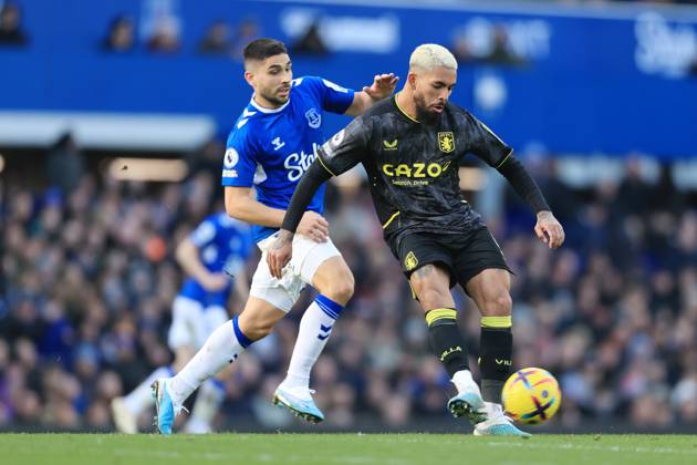 Fußball Premier League Everton gegen Aston Villa 25. Februar 2023 Premier League Everton gegen Aston Villa Neal Maupay von Everton kämpft mit Douglas Luiz von Aston Villa Foto Simon Stacpoole Abseits Liverpool UK Copyright: xSimonxStacpoolexOffside
