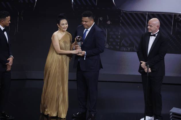 27 Fevrier 2023 : Paris, France : La derniere à pouse de pelà Marcia Aoki avec ici Ronaldo lors de la remise desTrophà es des FIFA AWARDS THE BEST 2022 à la Salle Pleyel. (Henri Szwarc Starface) 289107 2023-02-27 Paris France Copyright: xHenrixSwzarcx xStarfacex 0238010719st