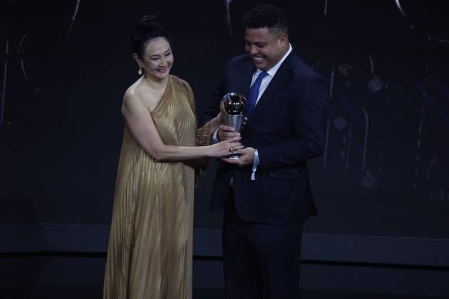 27 Fevrier 2023 : Paris, France : La derniere à pouse de pelà Marcia Aoki avec ici Ronaldo lors de la remise desTrophà es des FIFA AWARDS THE BEST 2022 à la Salle Pleyel. (Henri Szwarc Starface) 289107 2023-02-27 Paris France Copyright: xHenrixSwzarcx xStarfacex 0238010722st