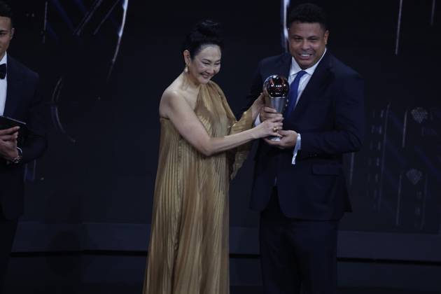 27 Fevrier 2023 : Paris, France : La derniere à pouse de pelà Marcia Aoki avec ici Ronaldo lors de la remise desTrophà es des FIFA AWARDS THE BEST 2022 à la Salle Pleyel. (Henri Szwarc Starface) 289107 2023-02-27 Paris France Copyright: xHenrixSwzarcx xStarfacex 0238010726st