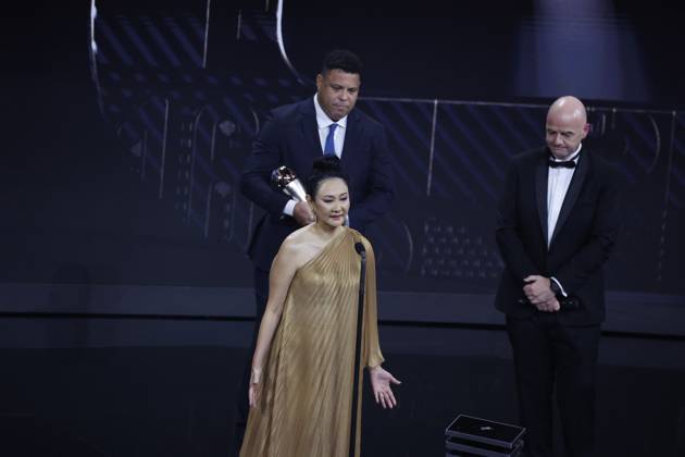 27 Fevrier 2023 : Paris, France : La derniere à pouse de pelà Marcia Aoki avec ici Ronaldo lors de la remise desTrophà es des FIFA AWARDS THE BEST 2022 à la Salle Pleyel. (Henri Szwarc Starface) 289107 2023-02-27 Paris France Copyright: xHenrixSwzarcx xStarfacex 0238010733st