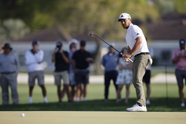 ORLANDO, FL - MARCH 03: Xander Schauffele of the United States putts at the 13th hole during the second round of the Arnold Palmer Invitational presented by Mastercard at Arnold Palmer Bay Hill Golf Course on March 3, 2023 in Orlando, Florida. (Photo by Joe Robbins Icon Sportswire) GOLF: MAR 03 PGA, Golf Herren - Arnold Palmer Invitational presented by Mastercard Icon5732303030232