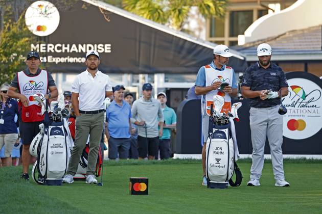 ORLANDO, FL - MARCH 03: From left to right PGA, Golf Herren golfers Xander Schauffele and Jon Rahm waits with their caddies on the 10th tee during the second round of the Arnold Palmer Invitational on March 3, 2023 at Arnold Palmer s Bay Hill Club and Lodge in Orlando, Florida. (Photo by Brian Spurlock Icon Sportswire) GOLF: MAR 03 PGA - Arnold Palmer Invitational presented by Mastercard Icon23030333