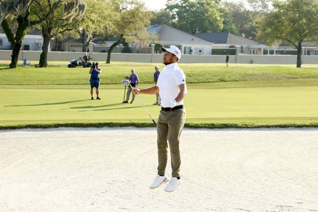 ORLANDO, FL - MARCH 03: PGA, Golf Herren golfer Xander Schauffele jumps up to see over the front of a fairway bunker on the 12th hole during the second round of the Arnold Palmer Invitational on March 3, 2023 at Arnold Palmer s Bay Hill Club and Lodge in Orlando, Florida. (Photo by Brian Spurlock Icon Sportswire) GOLF: MAR 03 PGA - Arnold Palmer Invitational presented by Mastercard Icon23030340