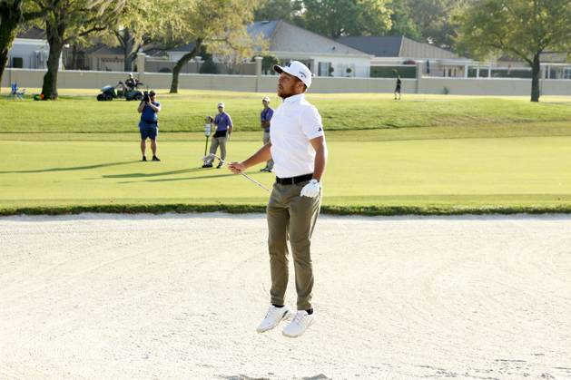 ORLANDO, FL - MARCH 03: PGA, Golf Herren golfer Xander Schauffele jumps up to see over the front of a fairway bunker on the 12th hole during the second round of the Arnold Palmer Invitational on March 3, 2023 at Arnold Palmer s Bay Hill Club and Lodge in Orlando, Florida. (Photo by Brian Spurlock Icon Sportswire) GOLF: MAR 03 PGA - Arnold Palmer Invitational presented by Mastercard Icon23030341