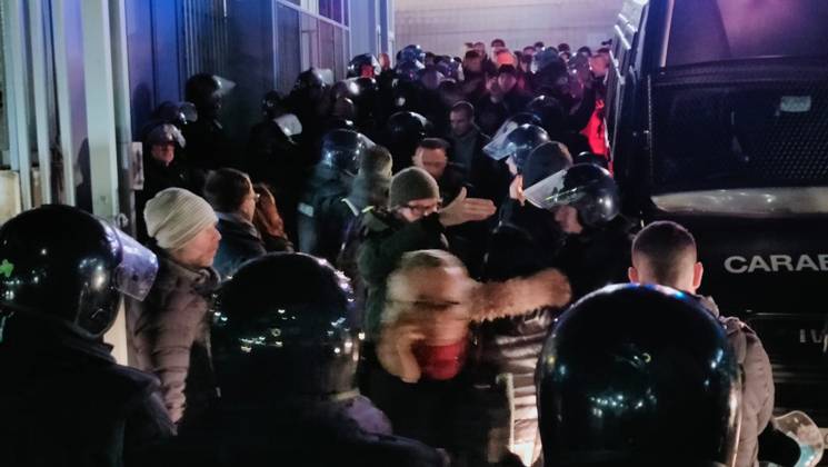 Football, CL, Eintracht Frankfurt, fans escorted by police at Naples central station