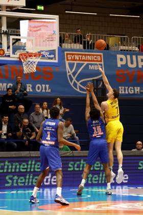 14 03 2023, easyCredit Basketball Bundesliga, BBL, season 2022 2023, men, Syntainics MBC Alba Berlin, 7, Yanni Wetzell, Alba Berlin, 15, Stephon Jelks, Syntainics MBC Weißenfels Stadthalle Sachsen Anhalt Germany