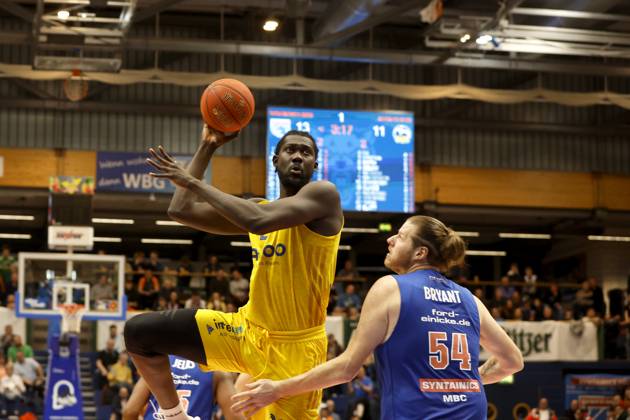 14 03 2023, easyCredit Basketball Bundesliga, BBL, season 2022 2023, men, Syntainics MBC Alba Berlin, 21, Christ Koumadje, Alba Berlin, 54, John Bryant, Syntainics MBC Weißenfels Stadthalle Sachsen Anhalt Germany