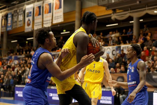 14 03 2023, easyCredit Basketball Bundesliga, BBL, season 2022 2023, men, Syntainics MBC Alba Berlin, 21, Christ Koumadje, Alba Berlin, 15, Stephon Jelks, Syntainics MBC Weißenfels Stadthalle Sachsen Anhalt Germany