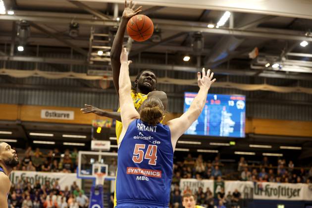 14 03 2023, easyCredit Basketball Bundesliga, BBL, season 2022 2023, men, Syntainics MBC Alba Berlin, 21, Christ Koumadje, Alba Berlin, 54, John Bryant, Syntainics MBC Weißenfels Stadthalle Sachsen Anhalt Germany
