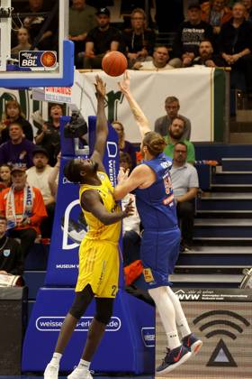 14 03 2023, easyCredit Basketball Bundesliga, BBL, season 2022 2023, men, Syntainics MBC Alba Berlin, 54, John Bryant, Syntainics MBC, 21, Christ Koumadje, Alba Berlin Weißenfels Stadthalle Sachsen Anhalt Germany