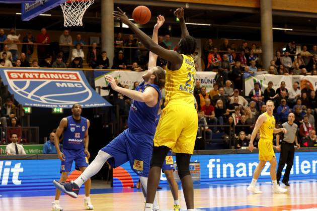 14 03 2023, easyCredit Basketball Bundesliga, BBL, season 2022 2023, men, Syntainics MBC Alba Berlin, 54, John Bryant, Syntainics MBC, 21, Christ Koumadje, Alba Berlin Weißenfels Stadthalle Sachsen Anhalt Germany