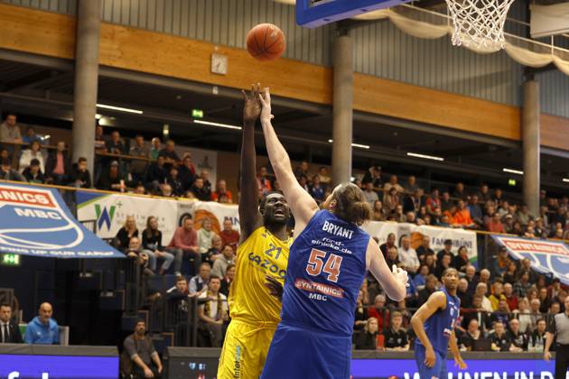 14 03 2023, easyCredit Basketball Bundesliga, BBL, season 2022 2023, men, Syntainics MBC Alba Berlin, 54, John Bryant, Syntainics MBC, 21, Christ Koumadje, Alba Berlin Weißenfels Stadthalle Sachsen Anhalt Germany