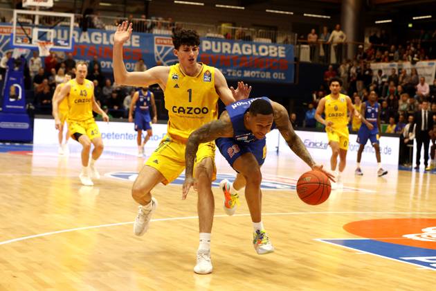 14 03 2023, easyCredit Basketball Bundesliga, BBL, season 2022 2023, men, Syntainics MBC Alba Berlin, 23, Charles Callison, Syntainics MBC loses ball in fight against 1, Gabriele Procida, Alba Berlin Weißenfels Stadthalle Sachsen Anhalt Germany