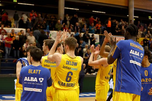 14 03 2023, easyCredit Basketball Bundesliga, BBL, season 2022 2023, men, Syntainics MBC Alba Berlin, Alba Berlin thanks the fans after the game Weißenfels Stadthalle Sachsen Anhalt Germany