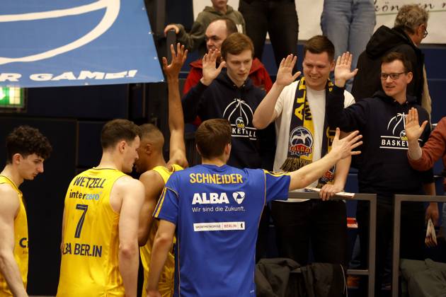 14 03 2023, easyCredit Basketball Bundesliga, BBL, season 2022 2023, men, Syntainics MBC Alba Berlin, 10, Tim Schneider, Alba Berlin, 7, Yanni Wetzell, Alba Berlin thank the fans Weißenfels Stadthalle Sachsen Anhalt Germany