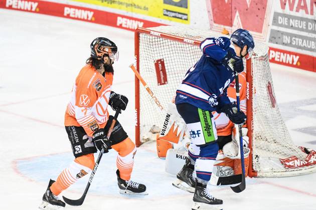 Straubing Tigers vs Grizzlys Wolfsburg, ice hockey, German Ice Hockey League, Penny DEL, 1 matchday playoffs quarterfinals, season 2022 2023, 14 03 2023 Luke Adam Straubing Tigers with the chance before Dustin Strahlmeier Grizzlys Wolfsburg , ice hockey men, German Ice Hockey League, Penny DEL, 1 matchday playoffs quarterfinals, season 2022 2022 on 14 03 2023 at the Eisstadion am Pulverturm, Straubing Tigers blue vs Grizzlys Wolfsburg white