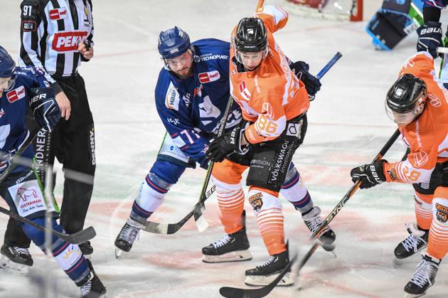 Straubing Tigers vs Grizzlys Wolfsburg, ice hockey, German ice hockey league, penny DEL, 1 matchday playoffs quarterfinals, season 2022 2023, 14 03 2023 Travis Turnbull Straubing Tigers during the bully with Tler Morley Grizzlys Wolfsburg , ice hockey men, German ice hockey league, penny DEL, 1 matchday playoffs quarterfinals, season 2022 2022 on 14 03 2023 at Eisstadion am Pulverturm, Straubing Tigers blue vs Grizzlys Wolfsburg white