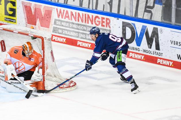 Straubing Tigers vs Grizzlys Wolfsburg, ice hockey, German Ice Hockey League, Penny DEL, 1 matchday playoffs quarterfinals, season 2022 2023, 14 03 2023 Luke Adam Straubing Tigers with the chance before Dustin Strahlmeier Grizzlys Wolfsburg , ice hockey men, German Ice Hockey League, Penny DEL, 1 matchday playoffs quarterfinals, season 2022 2022 on 14 03 2023 at the Eisstadion am Pulverturm, Straubing Tigers blue vs Grizzlys Wolfsburg white