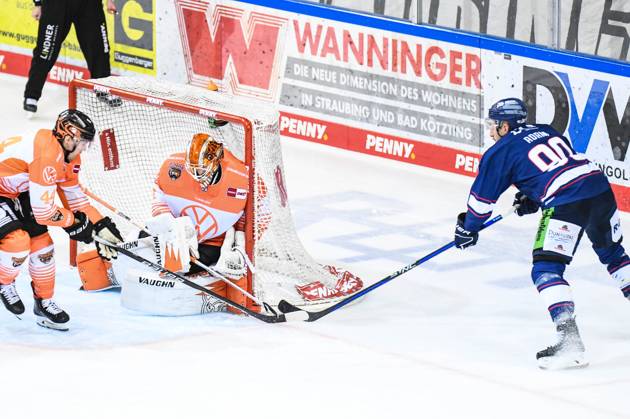 Straubing Tigers vs Grizzlys Wolfsburg, ice hockey, German Ice Hockey League, Penny DEL, 1 matchday playoffs quarterfinals, season 2022 2023, 14 03 2023 Luke Adam Straubing Tigers with the chance before Dustin Strahlmeier Grizzlys Wolfsburg , ice hockey men, German Ice Hockey League, Penny DEL, 1 matchday playoffs quarterfinals, season 2022 2022 on 14 03 2023 at the Eisstadion am Pulverturm, Straubing Tigers blue vs Grizzlys Wolfsburg white