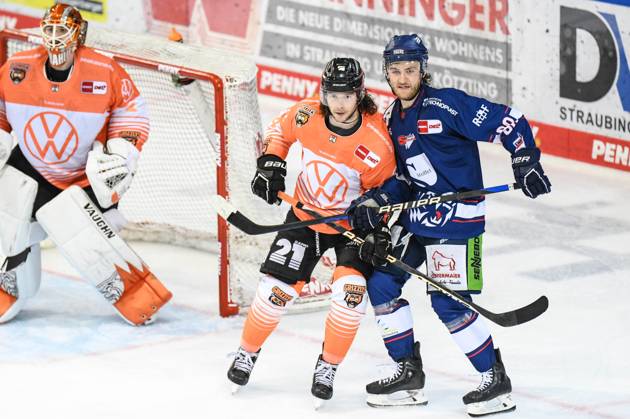 Straubing Tigers vs Grizzlys Wolfsburg, ice hockey, German Ice Hockey League, Penny DEL, 1 Spieltag Playoffs Viertelfinale, Saison 2022 2023, 14 03 2023 JC Lipon Straubing Tigers vor em Tor mit Janik Möser Moeser Grizzlys Wolfsburg , Ice hockey men, German Ice Hockey League, Penny DEL, 1 matchday playoffs quarterfinals, season 2022 2022 on 14 03 2023 at Eisstadion am Pulverturm, Straubing Tigers blue vs Grizzlys Wolfsburg white