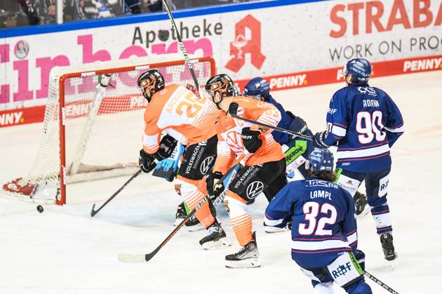Straubing Tigers vs Grizzlys Wolfsburg, ice hockey, German Ice Hockey League, Penny DEL, 1 matchday playoffs quarterfinals, season 2022 2023, 14 03 2023 Darren Archibald Grizzlys Wolfsburg with the chance before Hunter Miska Straubing Tigers , ice hockey men, German Ice Hockey League, Penny DEL, 1 matchday playoffs quarterfinals, season 2022 2022 on 14 03 2023 at the Eisstadion am Pulverturm, Straubing Tigers blue vs Grizzlys Wolfsburg white