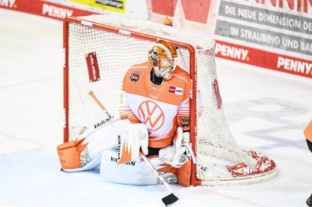 Straubing Tigers vs Grizzlys Wolfsburg, ice hockey, German ice hockey league, penny DEL, 1 matchday playoffs quarterfinals, season 2022 2023, 14 03 2023 Dustin Strahlmeier Grizzlys Wolfsburg , ice hockey men, German ice hockey league, penny DEL, 1 matchday playoffs quarterfinals, season 2022 2022 on 14 03 2023 at Eisstadion am Pulverturm, Straubing Tigers blue vs Grizzlys Wolfsburg white